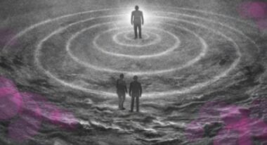 Individu debout au centre de cercles concentriques, en noir et blanc avec touches rose et violet.