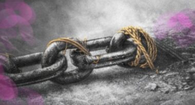 Maillon de chaîne partiellement entouré d’un fil doré, en noir et blanc avec touches rose et violet.