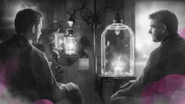 Un patient quittant une pièce tandis qu’une lanterne lumineuse reste présente, en noir et blanc avec touches rose et violet.