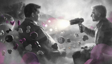 Un thérapeute tenant un projecteur tandis qu’un champ magnétique invisible influence la scène, en noir et blanc avec touches rose et violet.