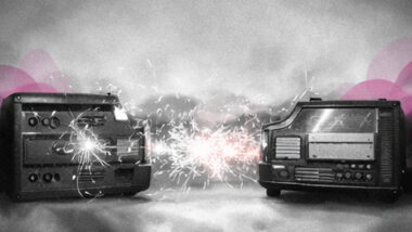 Deux radios anciennes reliées par des interférences lumineuses, en noir et blanc avec touches rose et violet, symbolisant les désaccordages relationnels.