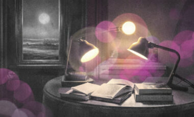 Une petite lampe protégée par une main dans une pièce sombre, avec un paysage visible par la fenêtre, en noir et blanc avec touches rose et violet.