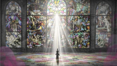 Une lumière brute traversant un grand vitrail et se transformant en motifs colorés, en noir et blanc avec touches rose et violet.