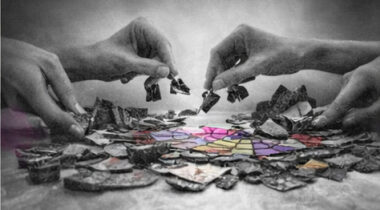 Des mains assemblant des éclats de verre brisés pour former une image cohérente, en noir et blanc avec touches rose et violet.