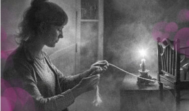 Une femme filant un fil de soie qui relie un livre ancien à un berceau, en noir et blanc avec touches rose et violet.