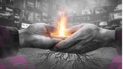 Deux mains protégeant une petite flamme au milieu d’un environnement urbain gris, en noir et blanc avec touches rose et violet, symbolisant la transmission du sens.