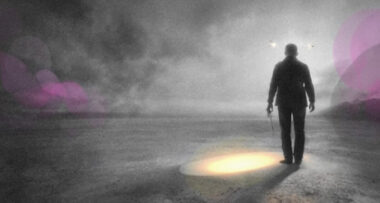 Un marcheur avançant dans un désert sombre guidé par une étoile lointaine, en noir et blanc avec touches rose et violet.