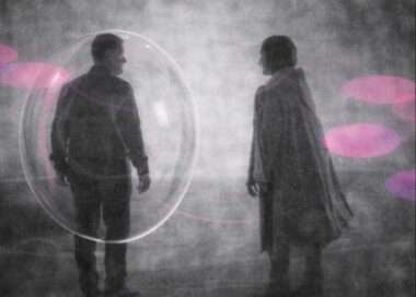 Deux personnes face à face, séparées par une bulle protectrice translucide, en noir et blanc avec accents rose et violet.