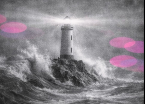 Phare solide dans une mer déchaînée en noir et blanc, avec touches rose et violet en arrière-plan.
