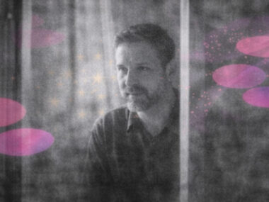 Visage d’un thérapeute exprimant une émotion sincère et contenue, en noir et blanc avec touches rose et violet.