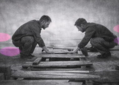Deux personnes réparant ensemble un pont aux planches manquantes, en noir et blanc avec accents rose et violet représentant la notion de thérapeute sécure