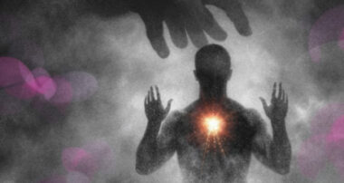 Silhouette humaine en noir et blanc dont l’intérieur est en cendres, une petite étincelle au cœur menacée par une main d’ombre.