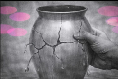 Vase fissuré d’où l’eau s’échappe, main tentant de boucher une ouverture, noir et blanc avec touches rose et violet.