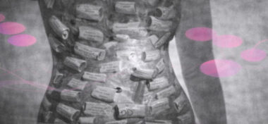 Buste humain couvert de petits parchemins symbolisant des empreintes relationnelles, en noir et blanc avec accents rose et violet. Troubles alimentaires