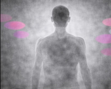 Silhouette translucide en noir et blanc, tête semblant flotter, avec des accents rose et violet.