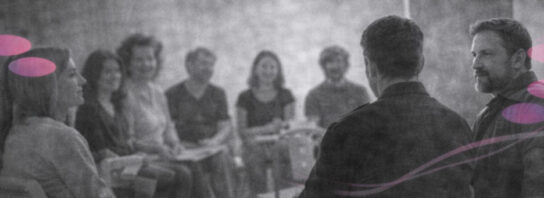 Groupe d’adultes en formation assis en cercle, en noir et blanc avec touches rose et violet.