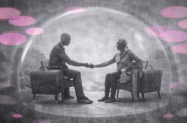 Thérapeute et patient assis dans une bulle protectrice en noir et blanc, se donnant la main.