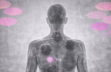 Silhouette transparente en noir et blanc montrant des zones de densité lumineuse au niveau de la gorge, des épaules et du bassin.Notion de transgénérationnel