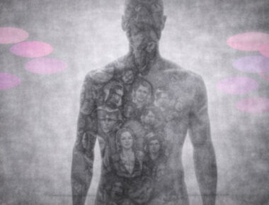 Silhouette humaine partiellement pétrifiée en noir et blanc, avec des visages anciens incrustés dans la pierre.