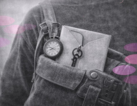 Thérapeute de dos portant un sac rempli d’objets anciens en noir et blanc, avec des touches rose et violet.