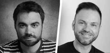 Trois intervenants en noir et blanc en pleine discussion clinique, avec des accents rose et violet illustrant la dynamique du lien.