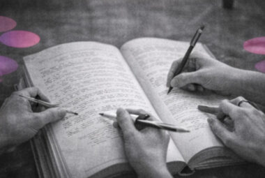 Un grand livre ouvert avec plusieurs mains écrivant ensemble, en noir et blanc avec accents rose et violet.