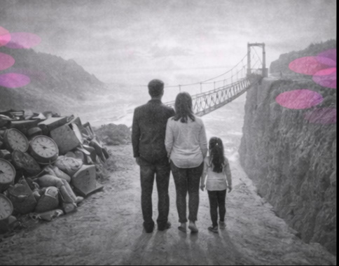 Un couple et une enfant face à un pont suspendu, quittant un espace encombré de vieux objets, en noir et blanc avec touches rose et violet.