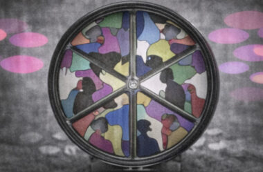 Un kaléidoscope symbolique de silhouettes familiales colorées, en noir et blanc avec touches rose et violet.