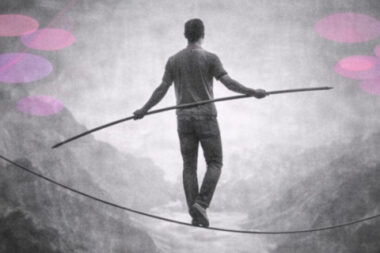 Un thérapeute marche sur un fil en tenant un balancier, en noir et blanc avec touches rose et violet.
