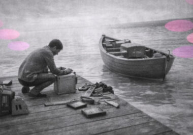 Une personne trie des objets au bord d’un quai avant d’embarquer, en noir et blanc avec touches rose et violet. Rituels en thérapie