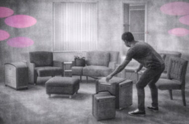 Scène de cabinet où une personne déplace des chaises pour représenter sa famille, en noir et blanc.