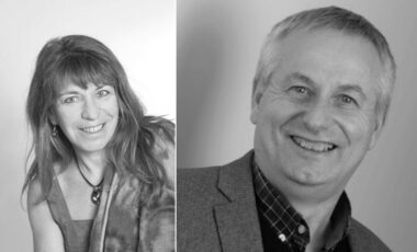 Trois intervenants en noir et blanc échangeant ensemble, illustrant une clinique du lien, avec des accents rose et violet.