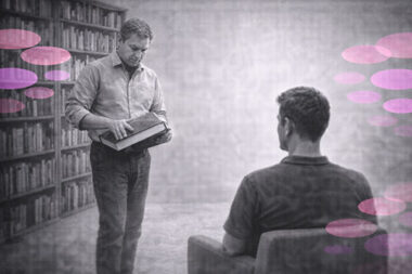 Un praticien ferme un grand livre devant une bibliothèque tandis qu’un patient entre dans un espace épuré, symbolisant le passage du savoir théorique au non-savoir relationnel, en noir et blanc avec accents rose et violet Mimethys.