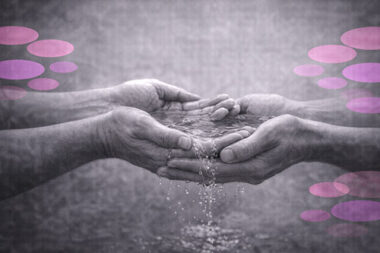 Mains jointes formant une coupe en noir et blanc, illustrant la contenance thérapeutique, avec de légers accents rose et violet Mimethys