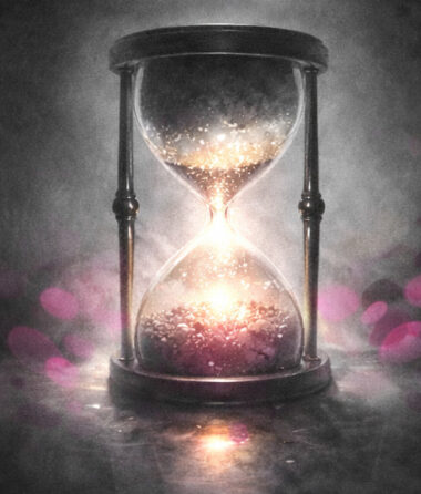 Sablier où les grains deviennent des étincelles lumineuses, symbolisant transformation et réorganisation du sens