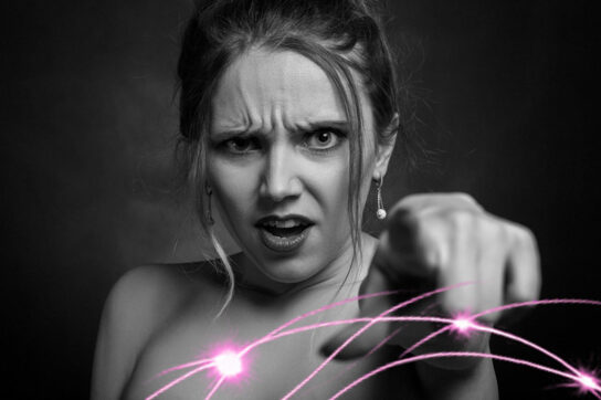 Femme en séance de sexothérapie, hésitante à parler de son traumatisme, accompagnée par une thérapeute bienveillante