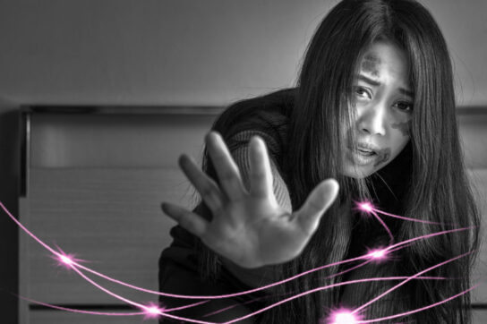 Femme assise en noir et blanc, le regard tourné vers la fenêtre, exprimant l’impact de la violence sur la sexualité et l’estime de soi. Violences et sexualité