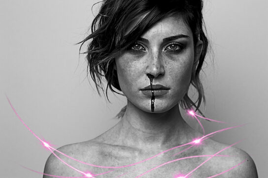 Scène en noir et blanc illustrant l’impact de la violence sur la sexualité et le lien relationnel, avec une femme en position de repli et une présence thérapeutique en arrière-plan.