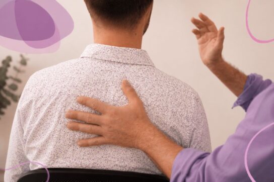 Patient allongé recevant un soin physique tout en restant figé, tandis que le thérapeute perçoit son absence de connexion à ses sensations