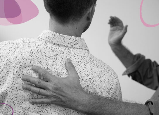 Patient allongé recevant un soin physique tout en restant figé, tandis que le thérapeute perçoit son absence de connexion à ses sensations