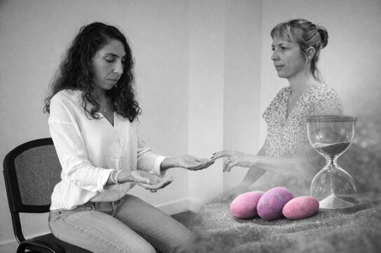 Séance d’hypnose relationnelle avec ajout d’œufs Mimethys colorés et d’un sablier en fondu