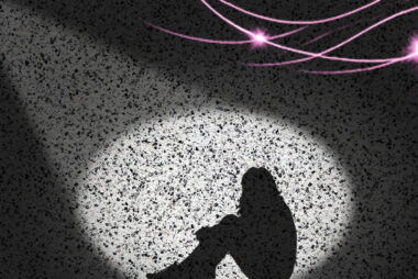 Silhouette en ombre d’une personne assise seule au sol, éclairée par un halo de lumière, symbolisant la honte et l'isolement.