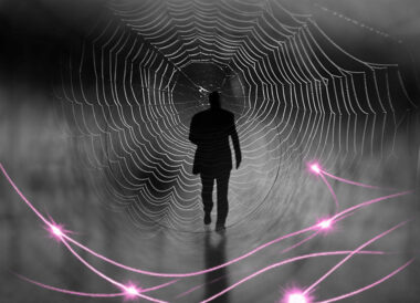 Personne traversant une toile d'araignée, le visage caché dans les mains, rougissante et gênée, illustrant les manifestations de la honte