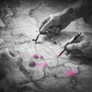Mains guidant des instruments sur une carte reliant Trauma et Société, symbolisant l’orientation éthique et la restauration du lien