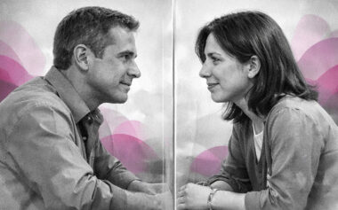 Deux personnes en posture d’écoute active séparées par une paroi de verre transparente, en noir et blanc avec touches rose et violet, symbolisant le cadre éthique et la rigueur professionnelle.