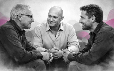 Trois professionnels de santé en discussion rapprochée, en noir et blanc avec touches rose et violet, symbolisant la richesse des regards cliniques croisés.