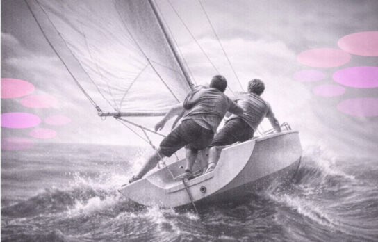 Deux personnes stabilisant un petit voilier qui penche à cause du vent, illustrant l’ajustement relationnel, photo noir et blanc avec accents rose et violet. L’erreur apprenante : oser trébucher