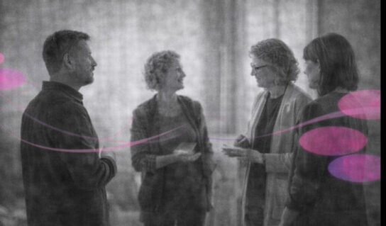 Quatre intervenants en noir et blanc échangeant ensemble, avec des accents rose et violet entre eux.