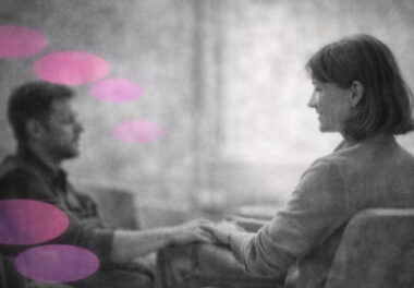 Deux personnes en situation de thérapie, échangeant dans une ambiance douce, en noir et blanc avec accents rose et violet.