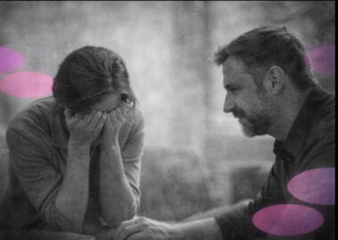 Thérapeute accompagnant une personne en souffrance, en noir et blanc, avec accents rose et violet. »